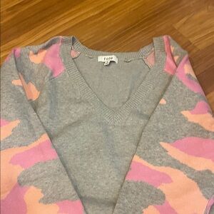 Fate V-Neck Sweater in Gray and Pink Camouflage